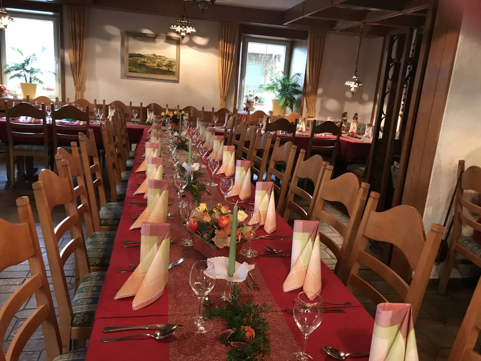 Lange Festtafel in Rot mit Kerzen
