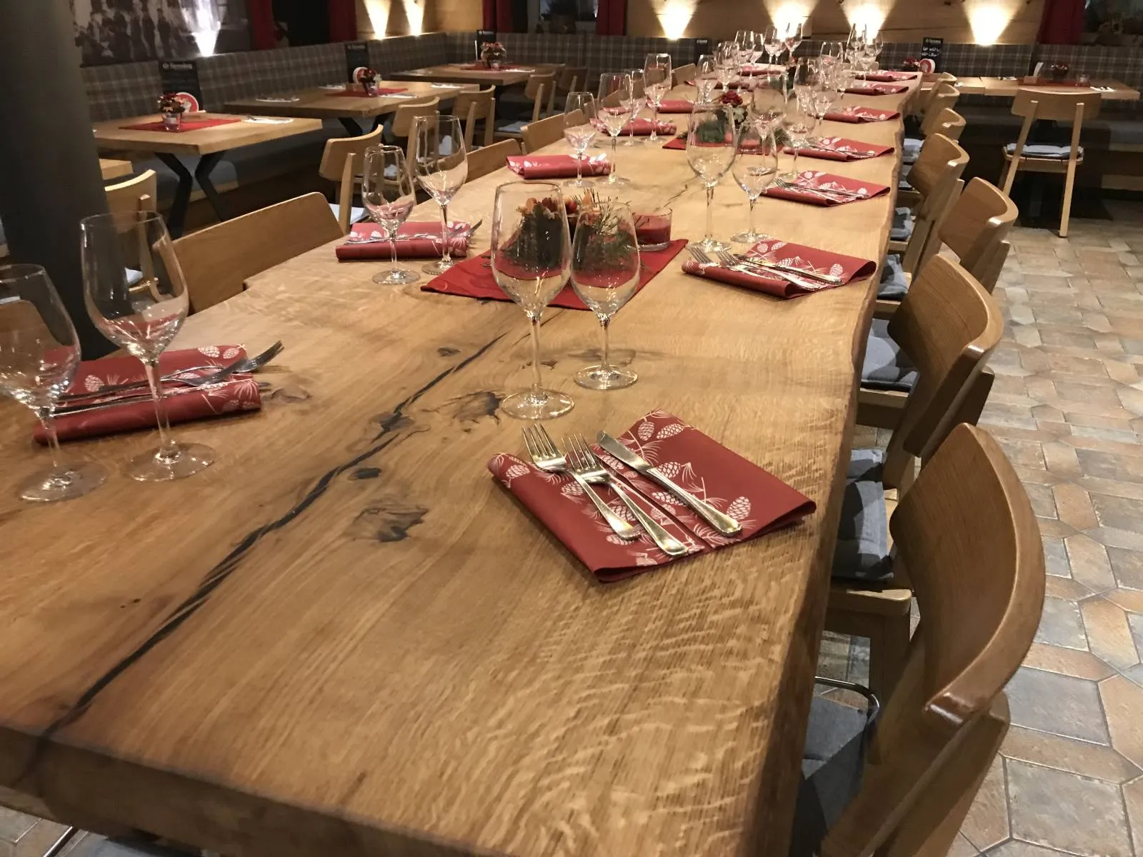 Festlich gedeckte lange Tafel mit roten Servietten