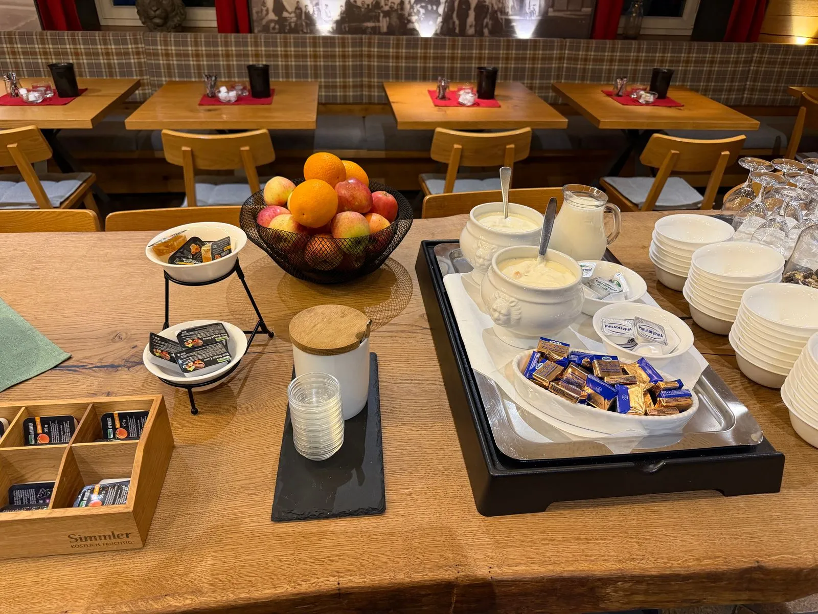 Frühstücksbuffet mit Obst und Joghurt