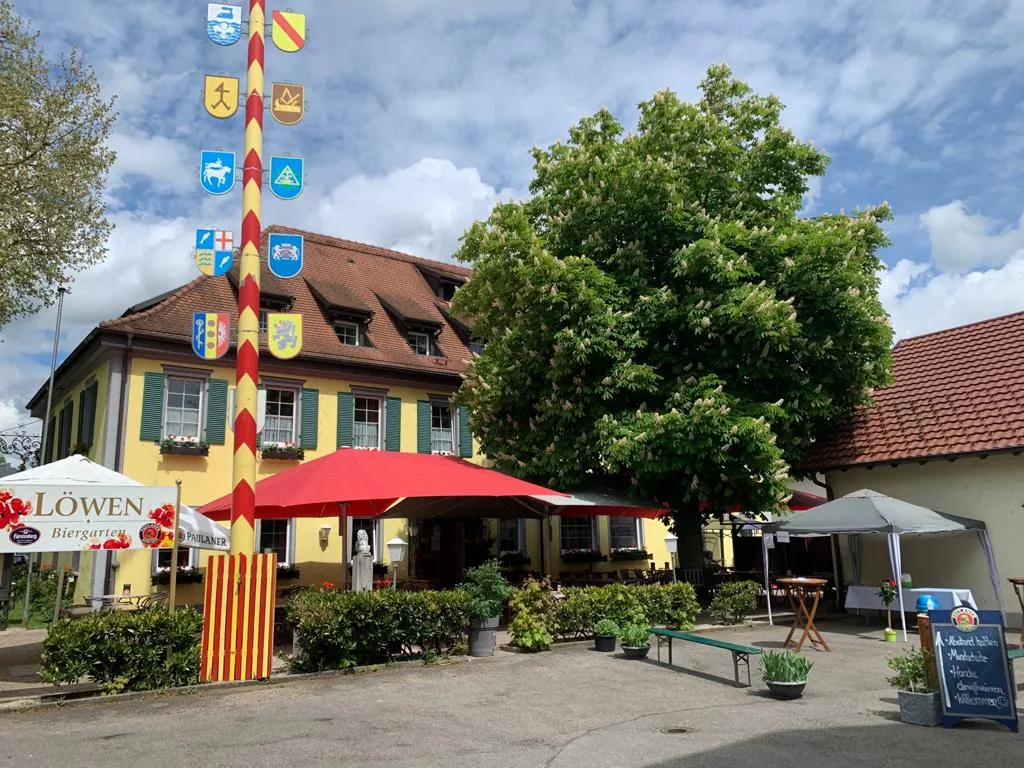 Der Biergarten unter der großen Kastanie vor dem Löwen
