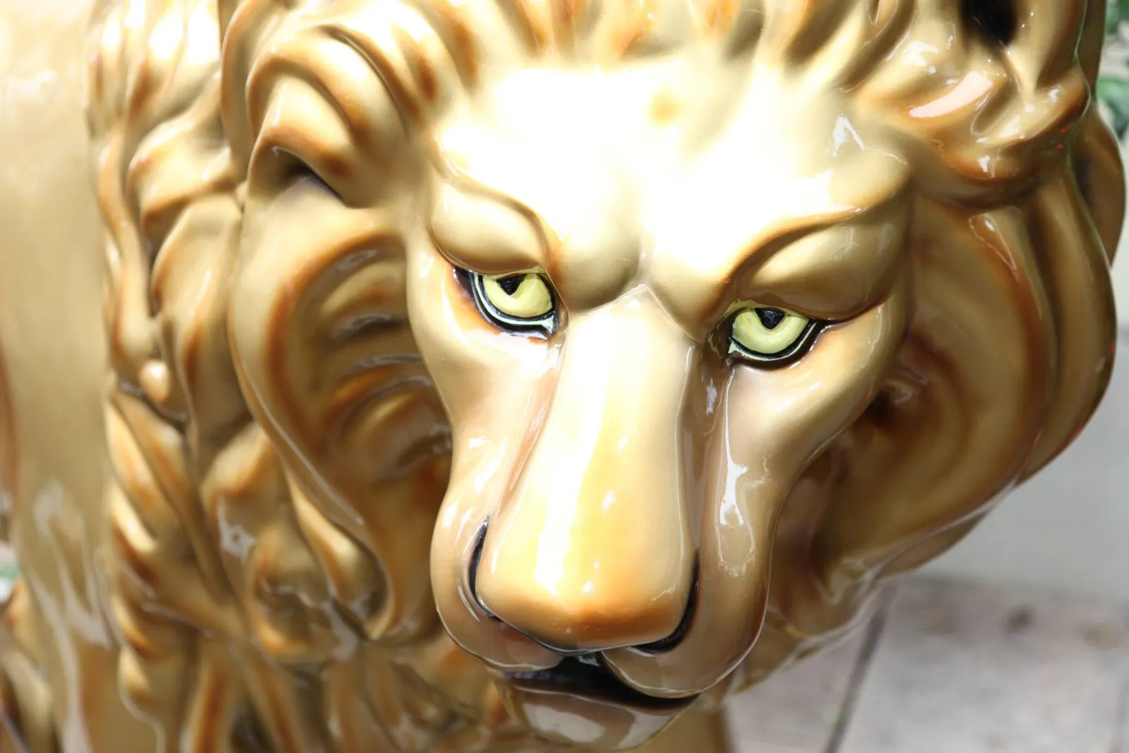 Der goldene Löwe vor dem Haus