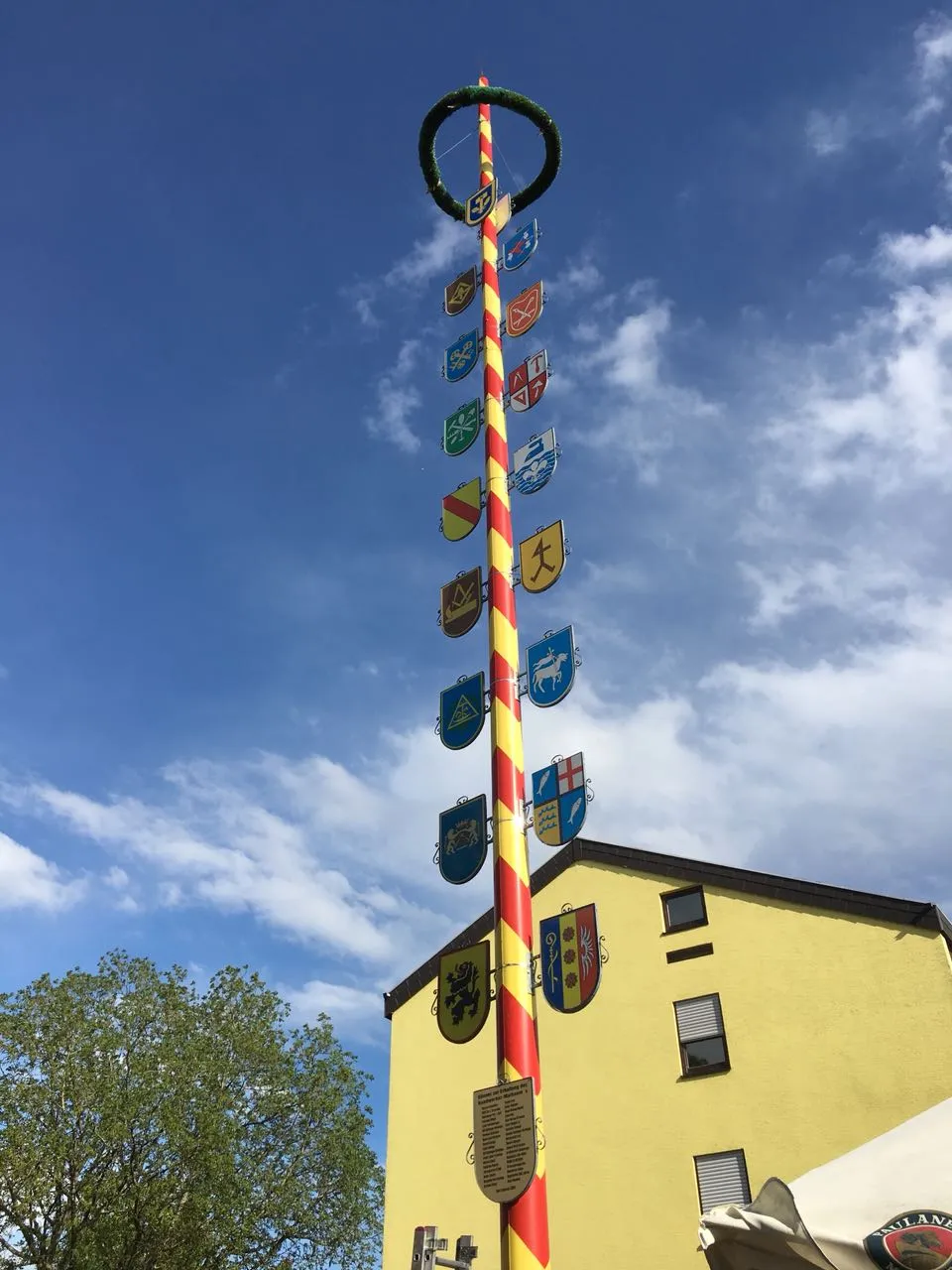 Der Maibaum vor dem Löwen