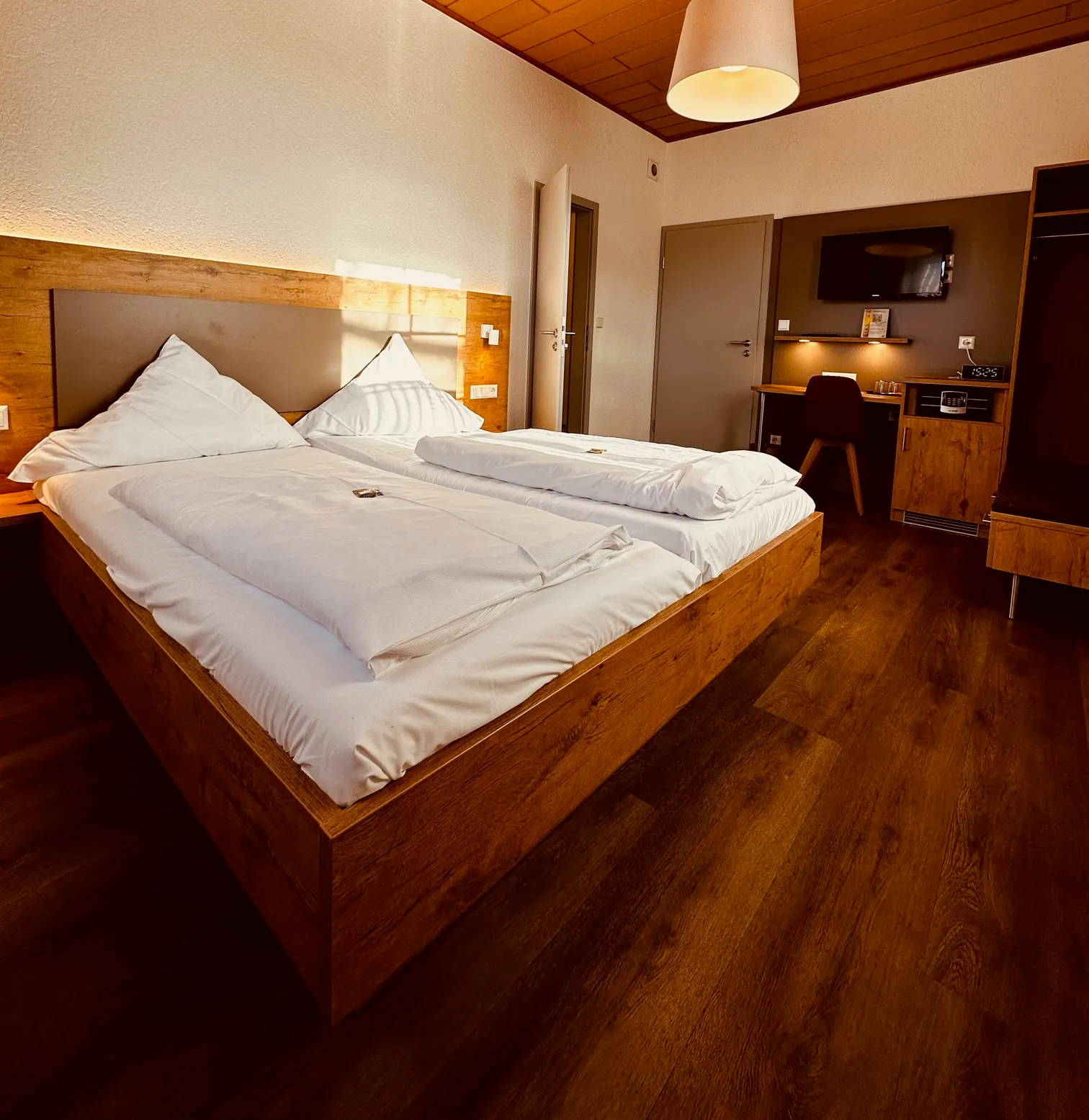 Doppelzimmer mit Eichenbett und Holzboden