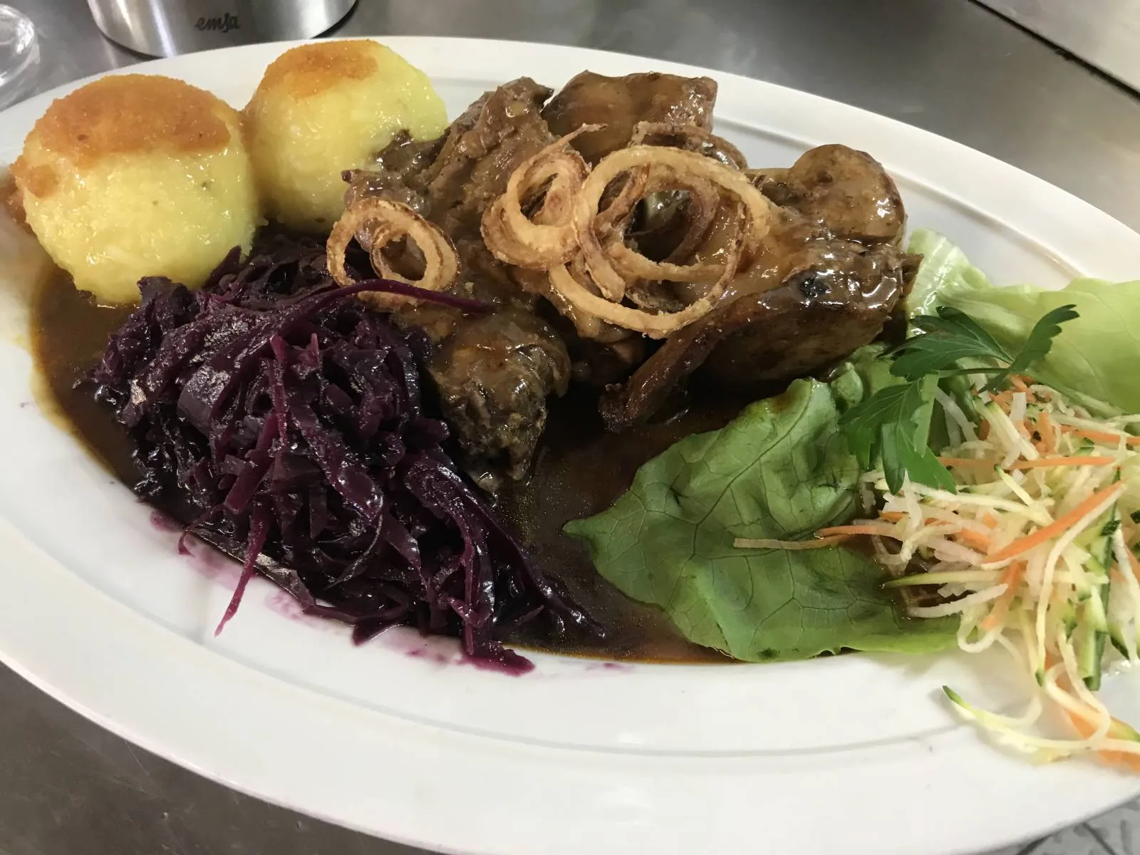 Badischer Zwiebelrostbraten mit Rotkraut und Knödel